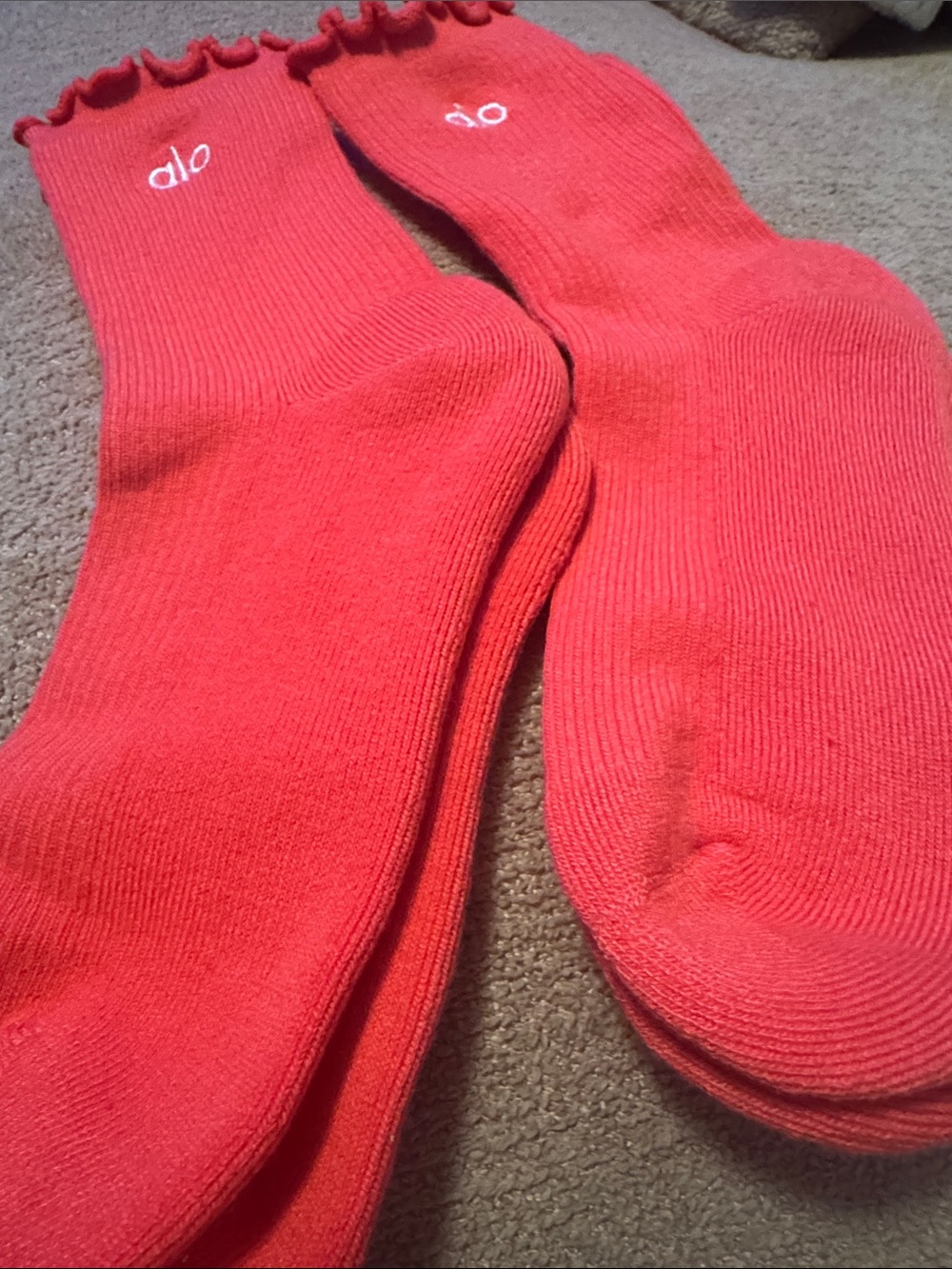 Alo Red Ribbed Ruffle Top Socks
